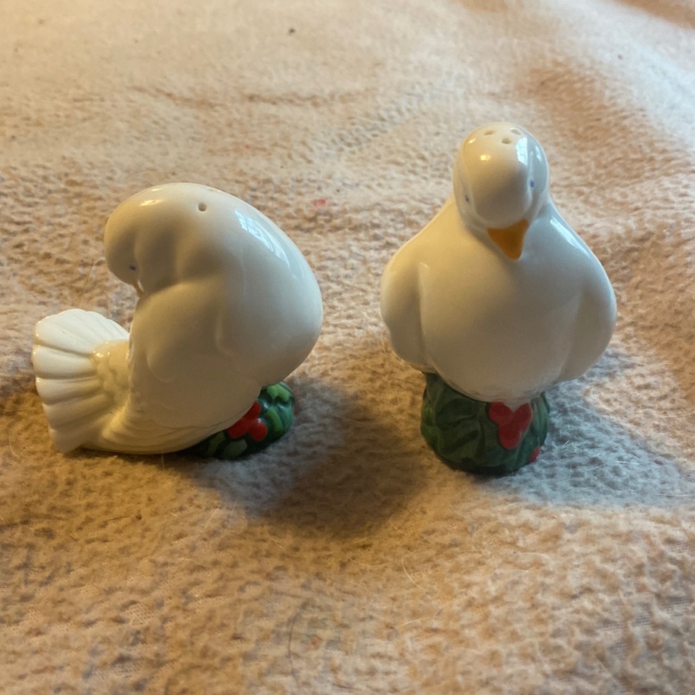 VINTAGE 1993 AVON salt n pepper shakers